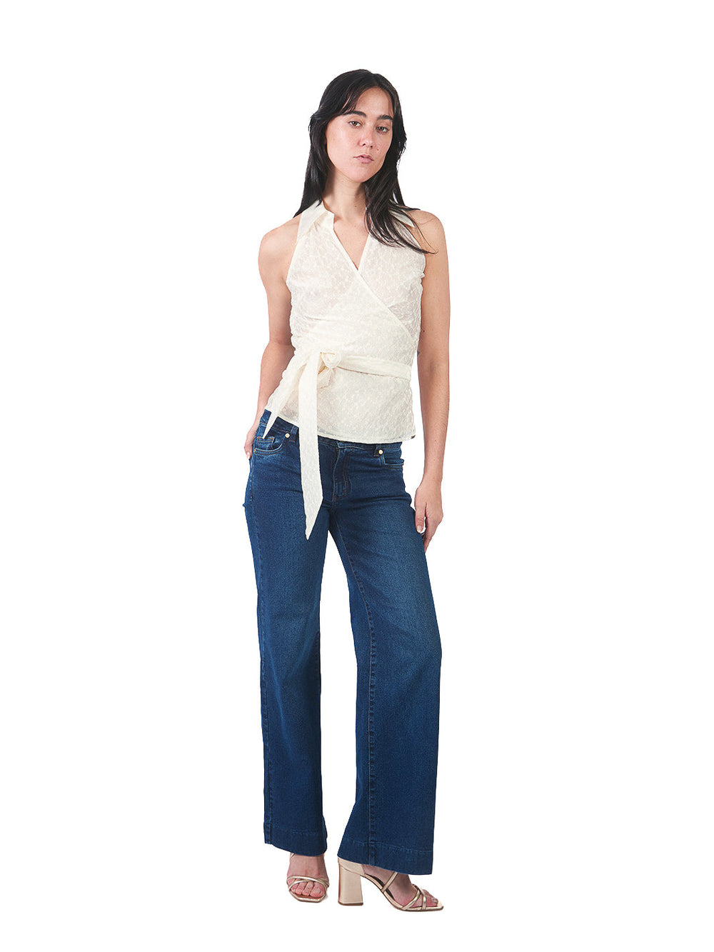 Blusa manga cero de cuello camisero envolvente de tela bordada HUESO