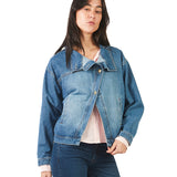Casaca denim de cuello alto cruzado