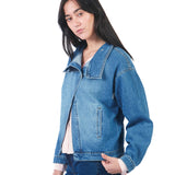Casaca denim de cuello alto cruzado