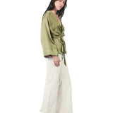 Pantalón jean con corte delantero CREMA