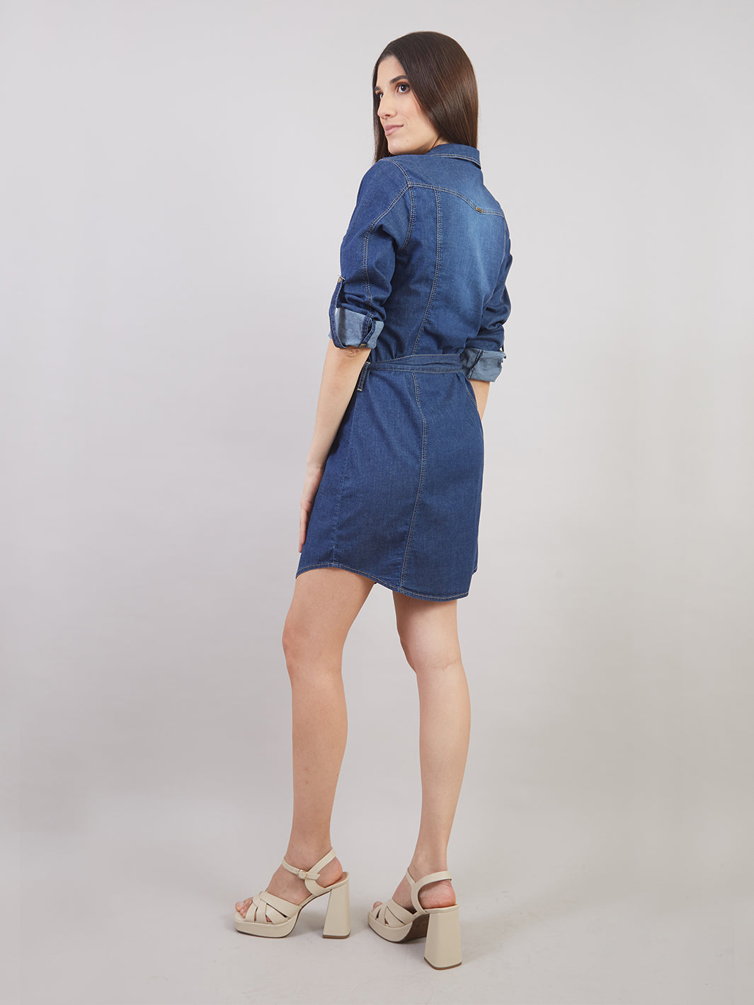 Vestido jean outlet con zapatillas